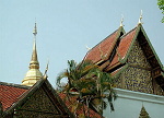 Detail des Wat Prah That Doi Sutep Tempels, dahinter der goldene Chedi.