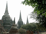 Die drei grossen Chedis (Pagoden), gebaut um 1500, gehörten einst zum wichtigsten Tempel in der alten Hauptstadt. Ayutthaya war damals eine Millionenstadt und umfasste u.a. 375 Tempelanlagen, 3 Paläste, 29 Forts, 94 Stadttore und war damit grösser als jede Stadt in Europa.